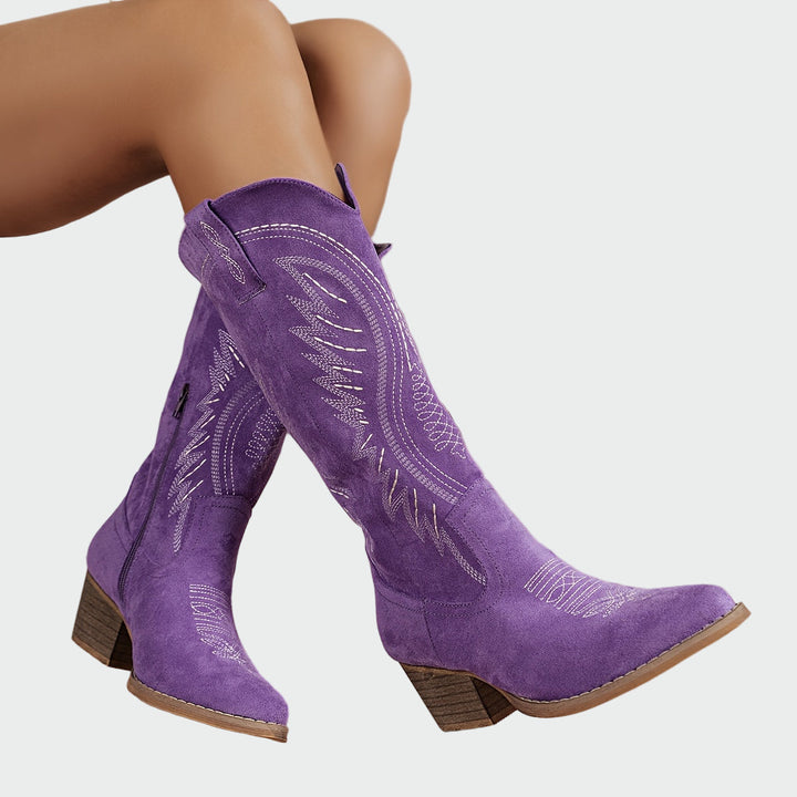 Botas ocidentais bordadas e elegantes