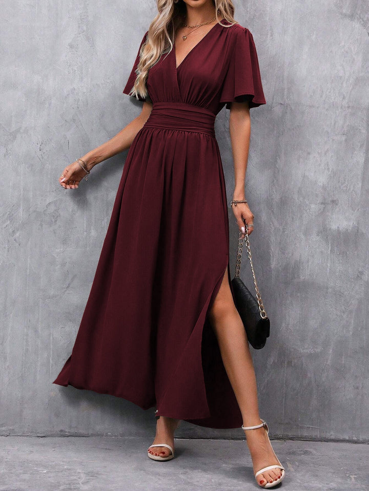 Júlia| Elegante vestido longo preto com decote em V, mangas transparentes e fenda