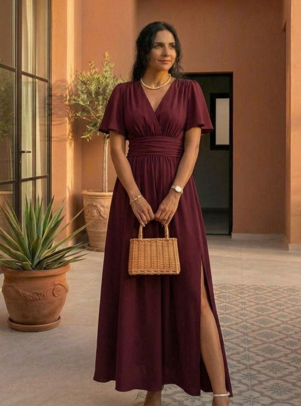 Júlia| Elegante vestido longo preto com decote em V, mangas transparentes e fenda