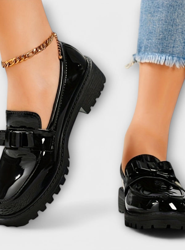 Mocassins Femininos Pretos em Verniz com Laço