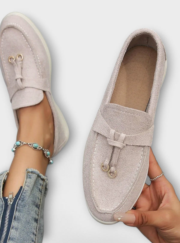 Mocassins Femininos Beiges com Cordão Decorativo